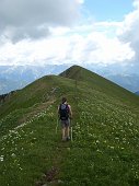 24 Cresta erbosa e pianeggiante verso il Baciamorti